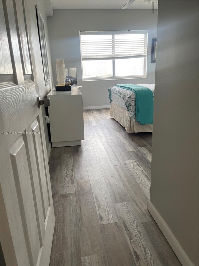 Building Photo - 400 Kings Point Dr