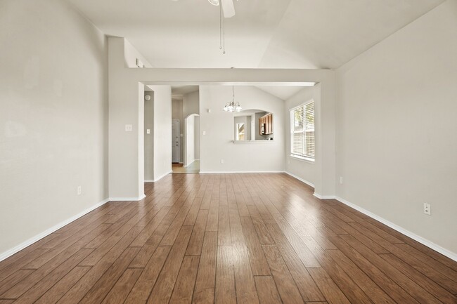 Building Photo - 23 N Golden Oak Dr