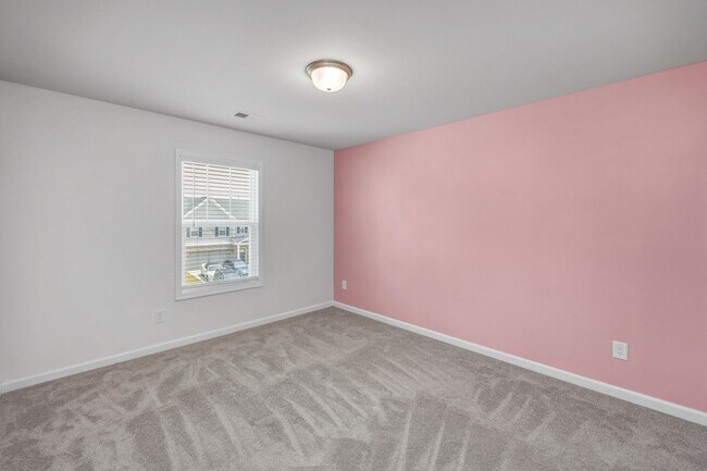Building Photo - Sophisticated Like-New 4-Bedroom Home with Designer Finishes & Fenced Backyard!