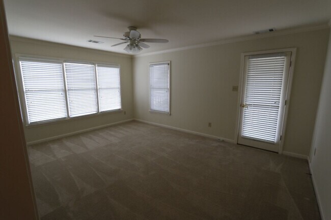 Building Photo - EXECUTE LIVING IN PRIVATE COMMUNITY