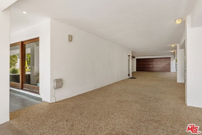 Building Photo - 9203 Robin Dr