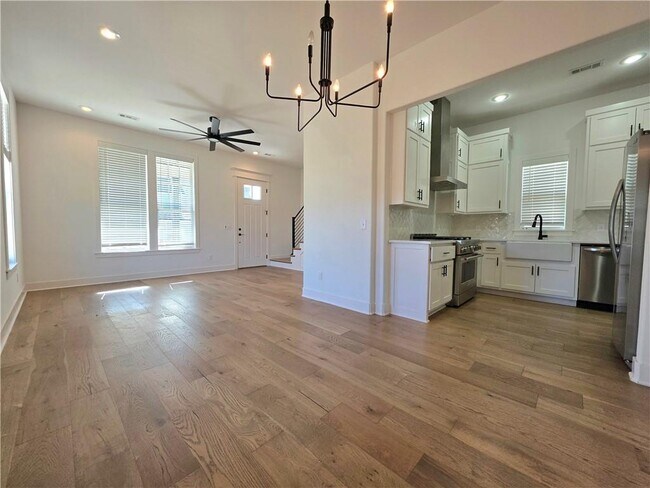 Building Photo - 5390 Crescent St