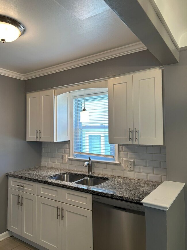 Building Photo - Spacious 3-Bedroom, 2-Bath House in South Euclid