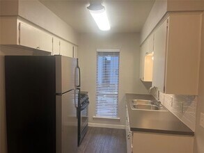 Building Photo - 5607 Sunshine Dr