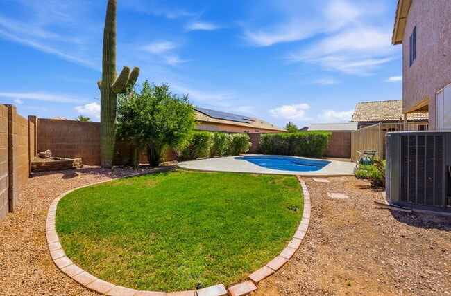 Building Photo - 1295 N Blackstone Dr