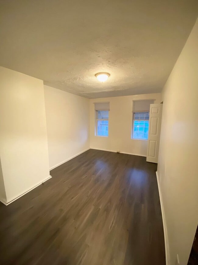 Building Photo - Great 2 Bedroom, 1 Bathroom in McKees Rock...