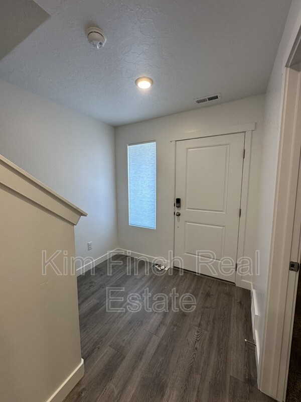 Building Photo - 887 E Seaside St