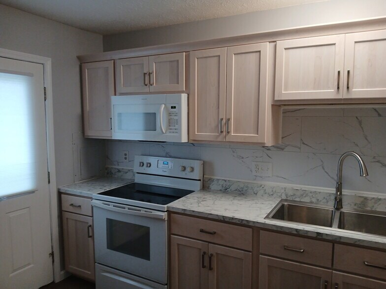 Building Photo - 916 Millis Ave