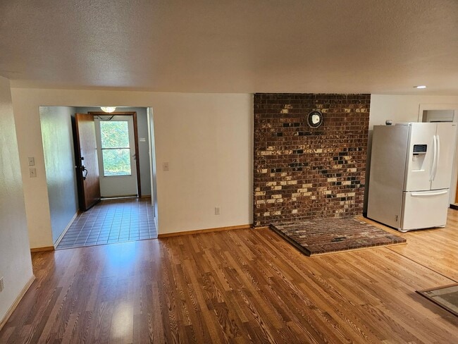 Building Photo - Cozy Wooded Vintage Charmer