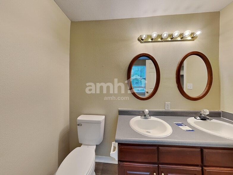 Building Photo - 8016 Lawrence Woods Ct