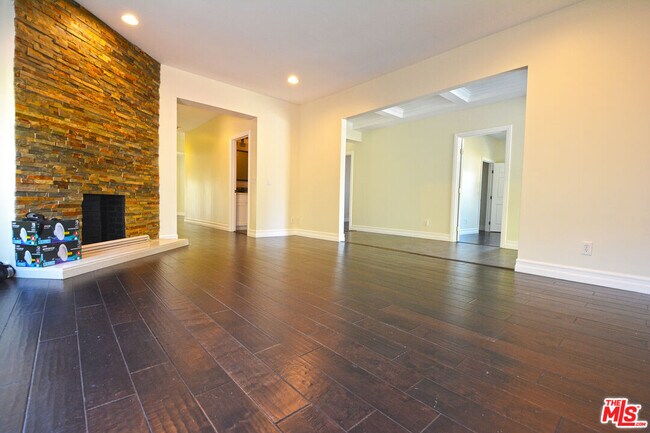 Building Photo - 1093 Avoca Ave
