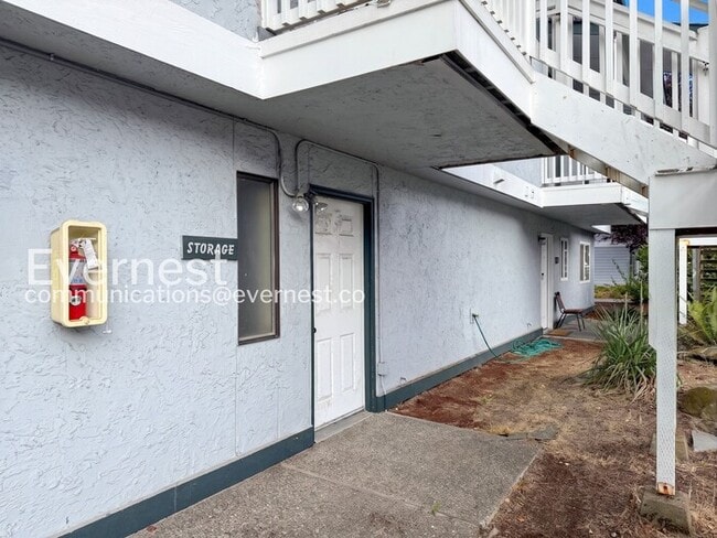 Building Photo - 2 Bed, 1.5 Bath Condo with Off-Street Parking / Available Now!