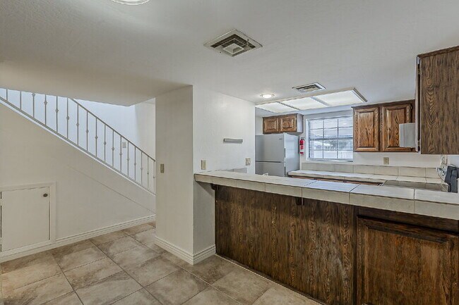 Building Photo - 1028 S Ash Ave