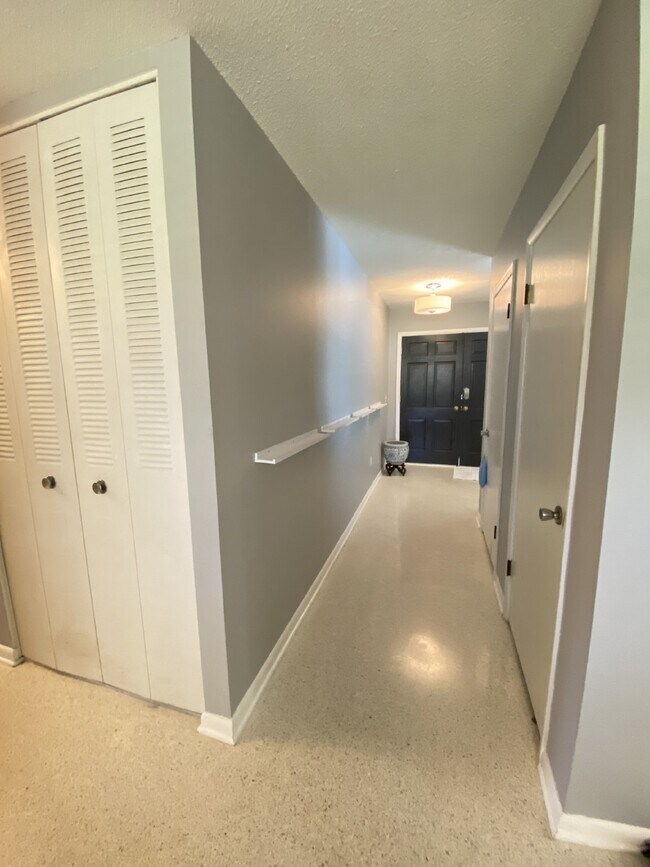 Building Photo - 2668 Bernice Ct