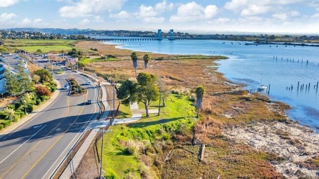 Building Photo - Fully Updated 2 BR | 1 BA Condo in Vallejo