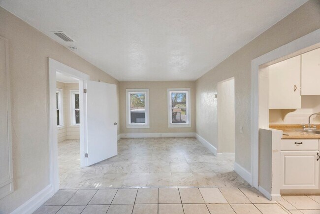 Building Photo - 2242 23rd Ave S