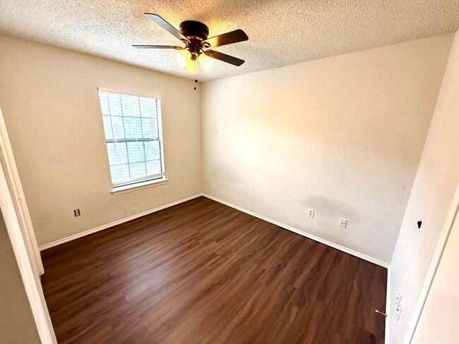 Building Photo - **APPLICATION RECEIVED** **MOVE IN SPECIAL!!** Spacious 2 Bedroom / 2 Bath Unit!