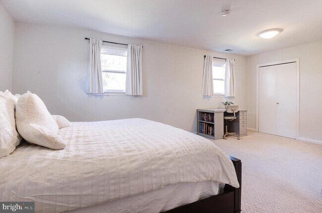 Building Photo - 8805 Honeybee Ln