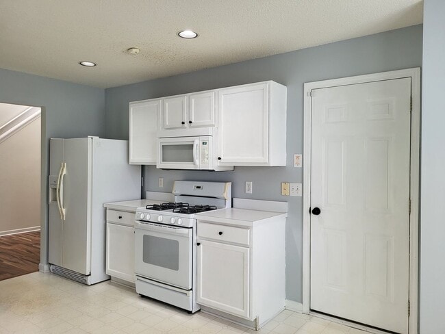 Building Photo - 3 bedroom home in Highland Creek