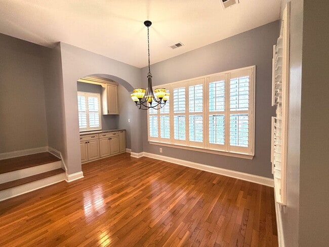 Building Photo - Available 1/15. Beautiful Remodeled 5 BR/4 BA Home in Park West!