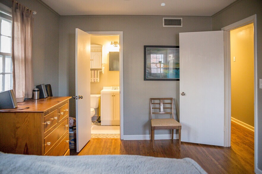 Building Photo - 4350 E 60th St