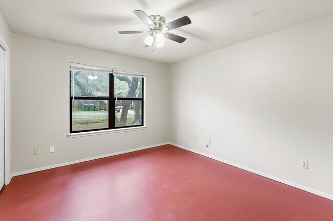 Building Photo - Eclectic 3 Bedroom, 2 Bathroom Home - 2 Car Garage - Fenced Yard and More!