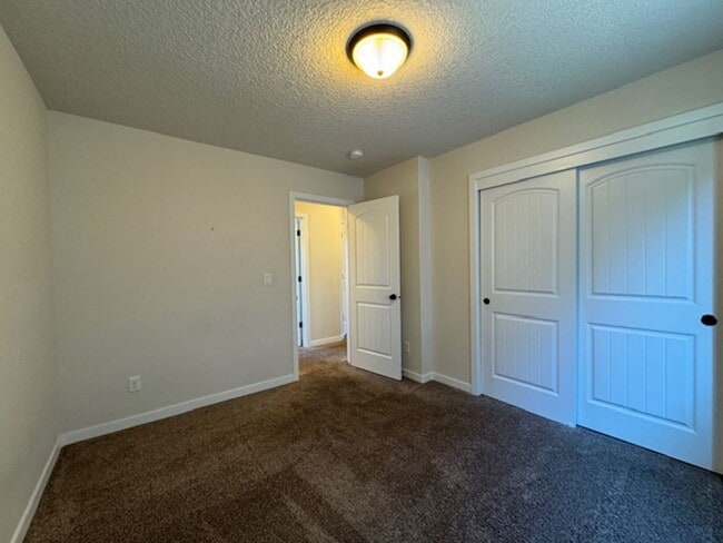 Building Photo - Dont miss out on this charming four bedroom home!