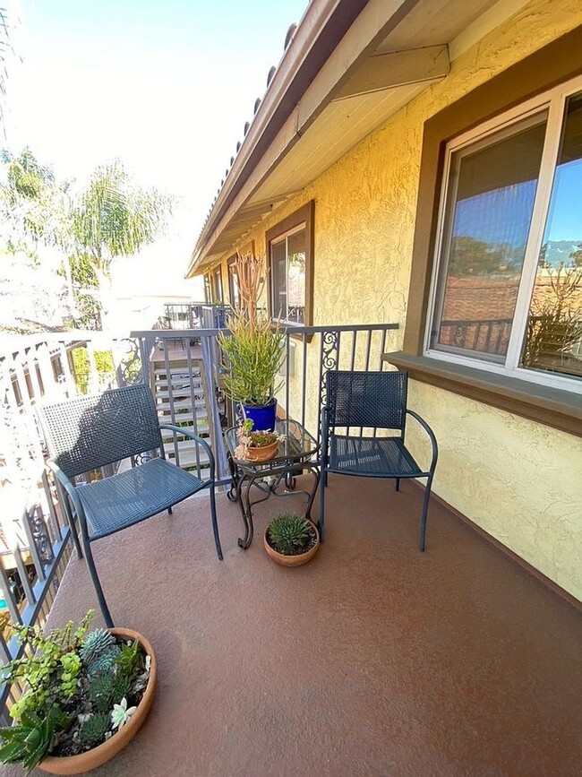 Building Photo - Charming Fully Furnished 2-Bedroom Unit in...