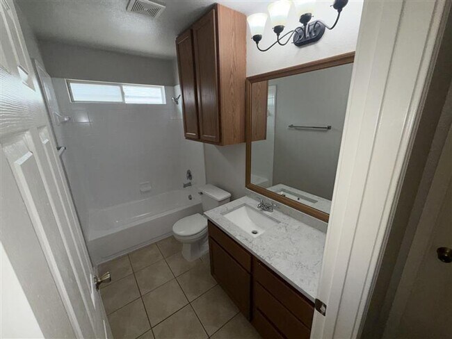 Building Photo - Large 4 bedroom / 2.5 bathroom home in Alamo Ranch