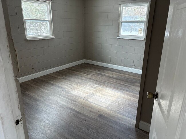 Building Photo - 2 bedroom, 1 bathroom home available in Winston-Salem!