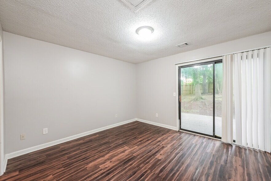 Building Photo - 5009 Hawthorne Ct
