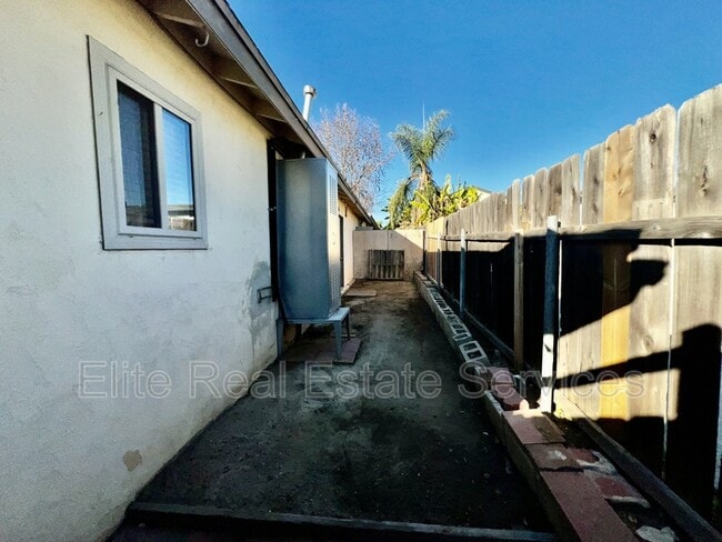 Building Photo - 9124 1/2 Rosedale Drive - 1