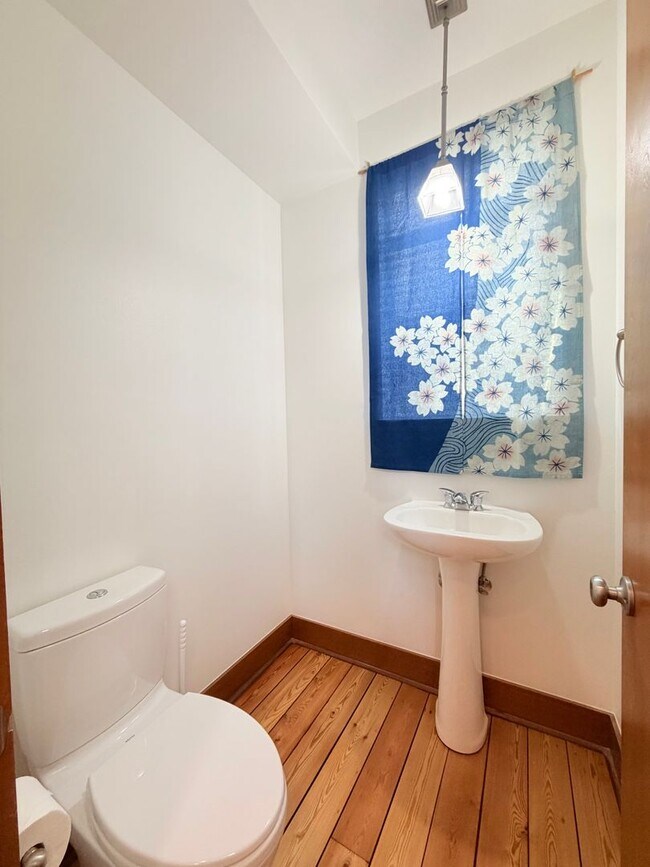 Building Photo - Charming Home in Leschi!
