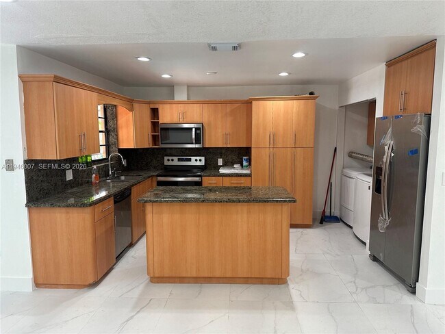 Building Photo - 326 E 34th St