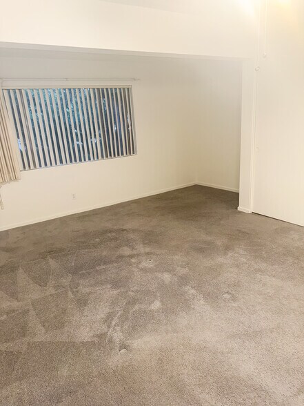 Building Photo - 312 E Live Oak St