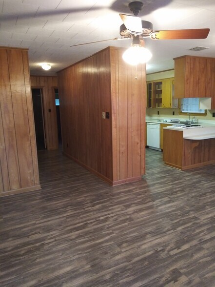 Enrty - 509 Maxine Ave