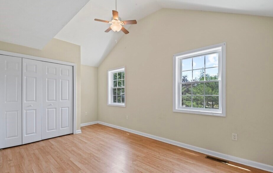 Building Photo - 27 Pine St