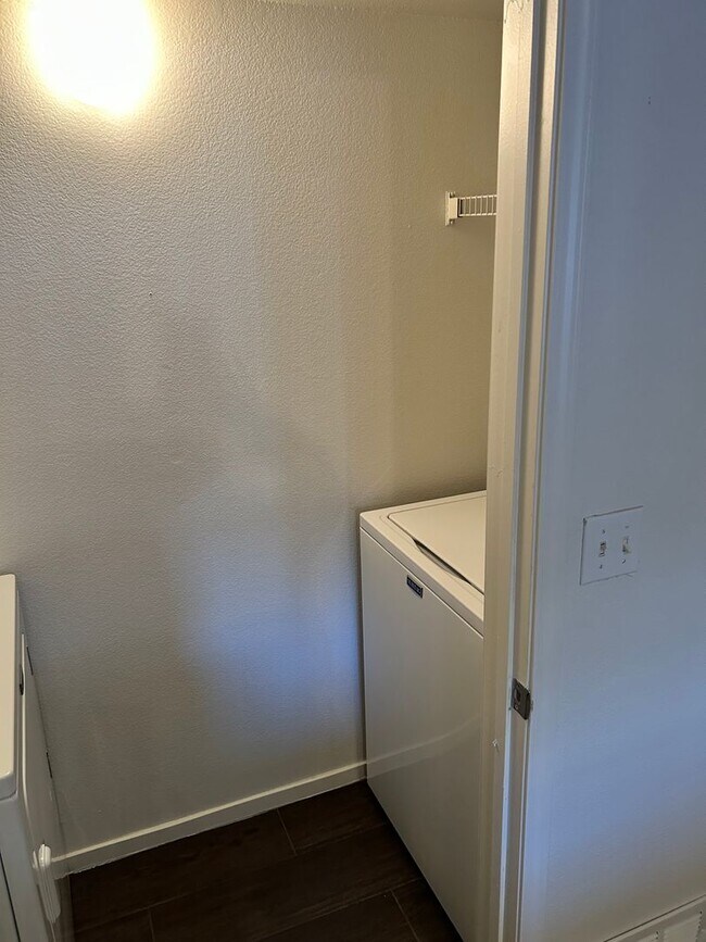 Building Photo - Beautiful unfurnished 2 bedroom in the Southwest (Rainbow and 215)