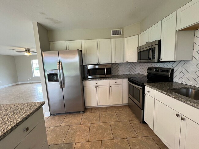 Building Photo - $1,825 ** AVAIL 6/7/25 ** 3 Bed / 2 Bath S...