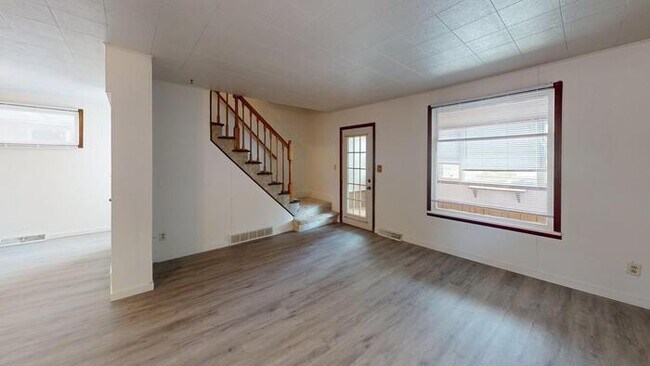 Building Photo - 704 N 6th St