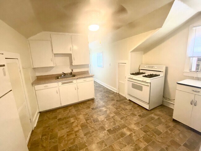 Building Photo - 2412 S 17th St