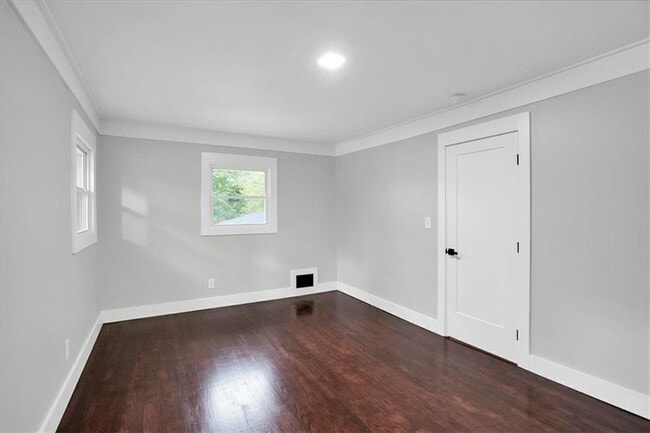 Building Photo - 2271 Cresta Dr