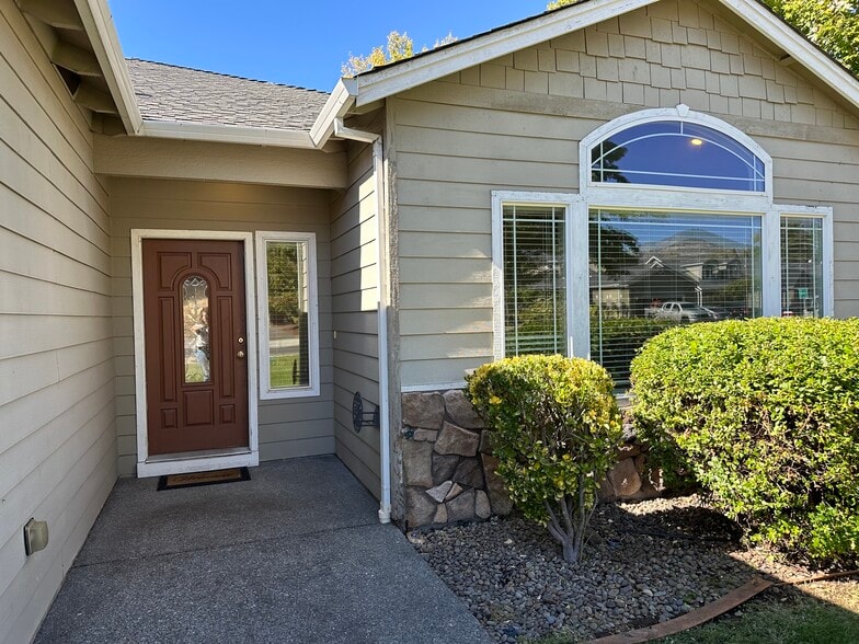 Building Photo - 818 Solano Cir