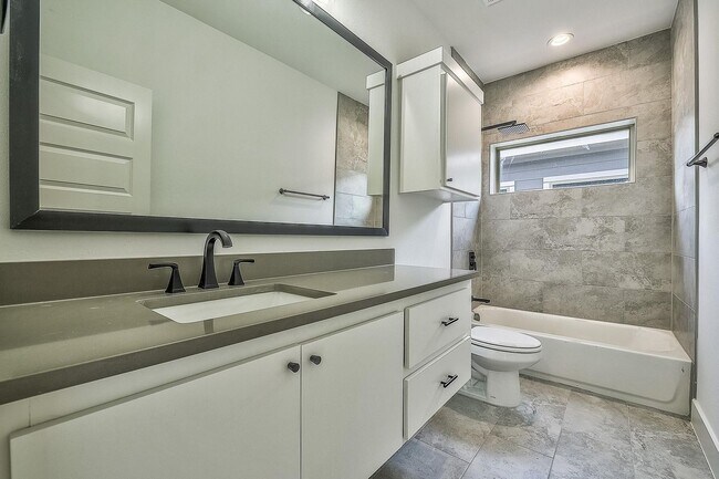 Building Photo - Luxury Living Redefined in the Heart of Fort Worth.