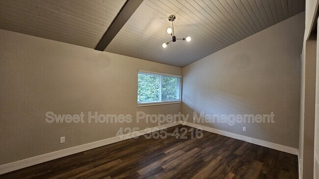 Building Photo - 10940 NE 26th Pl