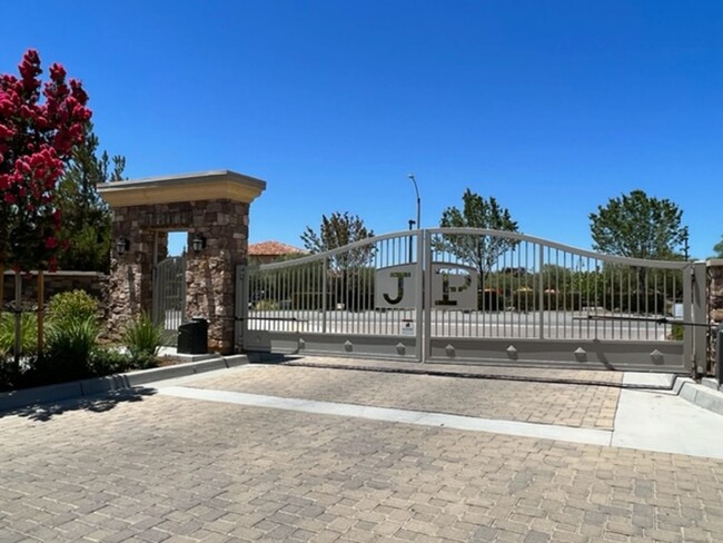 Building Photo - Exquisite 3 bed 2 bath luxury home in JP R...