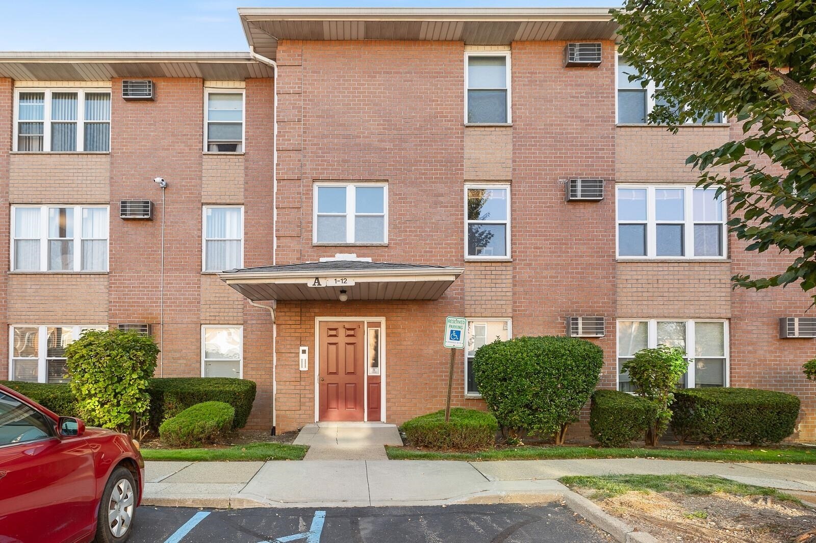 Building Photo - 5 Riverview Ct