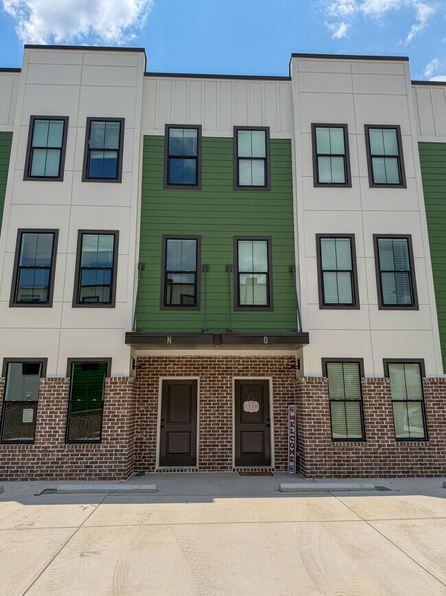 Building Photo - NEW Off-Campus for Students!