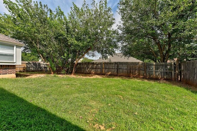 Building Photo - 1805 Lois Lynn Ln