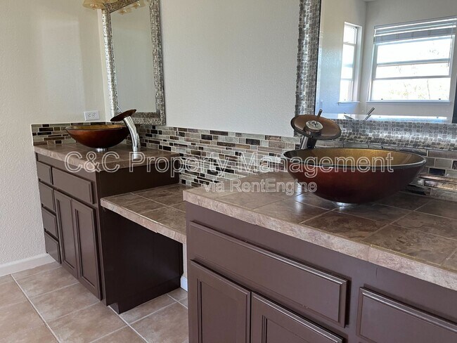 Building Photo - 4020 Crescent Ct